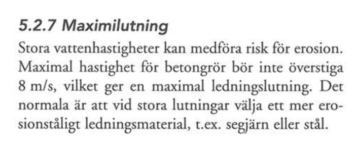 Tekst om erosionsrisk och maxhastigheter för betongrör, ledningslutning relaterat till materialval som stål.