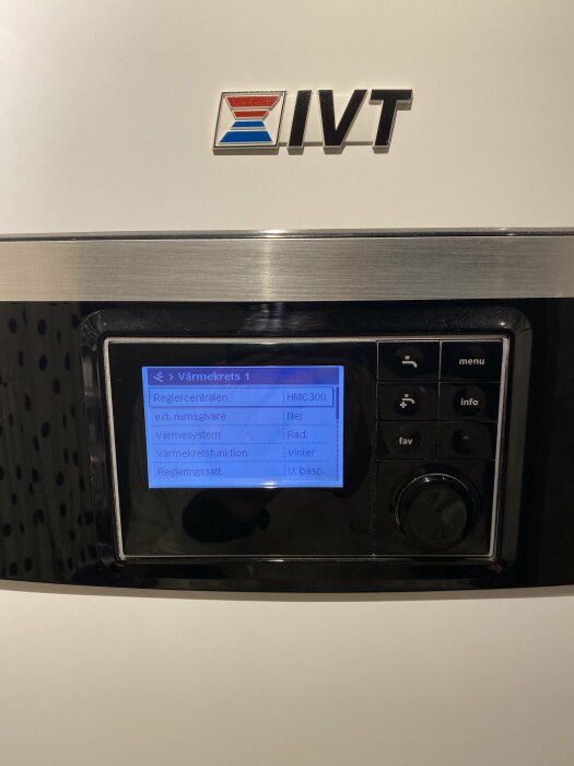 Digital reglercentral för värmesystem, IVT, meny på skärm, inställningar för värmekrets, knappar, vinterfunktion vald.