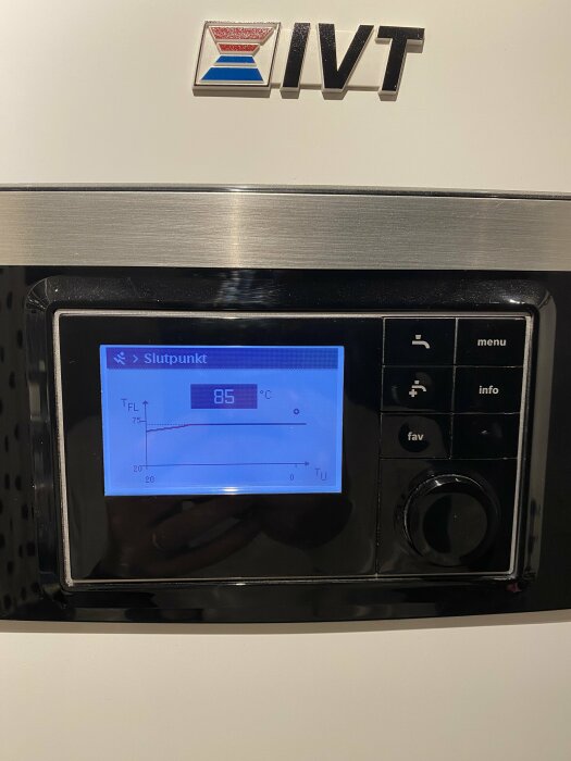Kontrollpanel för IVT-värmesystem visar temperaturinställning på 85 grader Celsius.