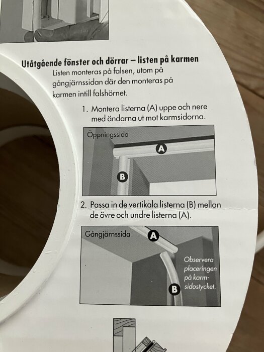 Instruktionsblad för listmontering på dörr- eller fönsterkarm med bilder och textbeskrivningar.