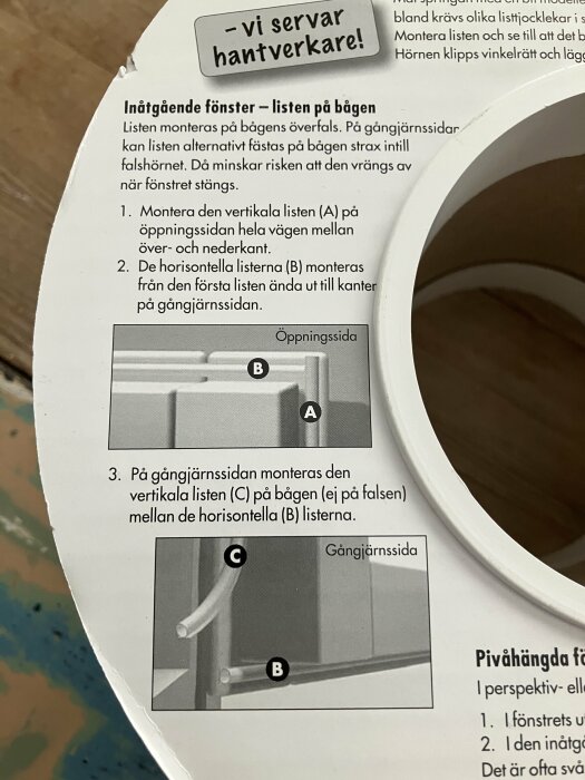 Instruktioner för montering av lister på fönsterbåge med bildexempel. Text på svenska, detaljerad guide, delar märkta A, B, C.