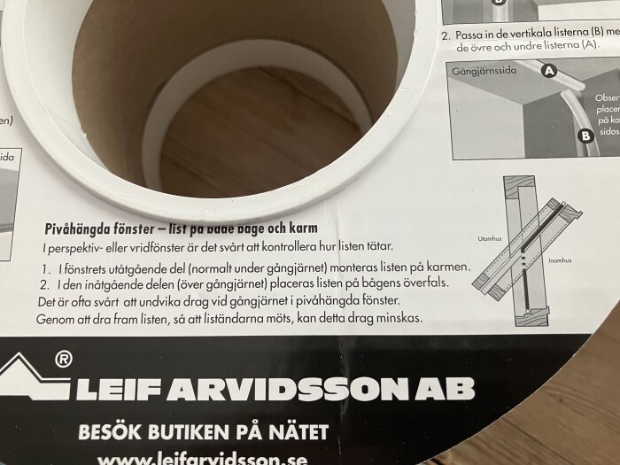 Instruktioner för montering av list på ett pivåhängt fönster, illustrerad guide, delvis synlig kartong.