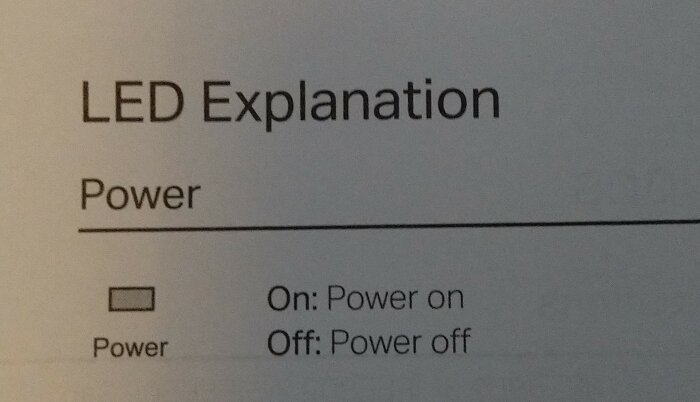 Informativ text beskriver LED-indikator för ström; tänd innebär påslagen, släckt innebär avstängd.
