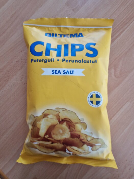 En gul påse potatischips med havssalt, märket "Biltema", "Made in Sweden" emblem.