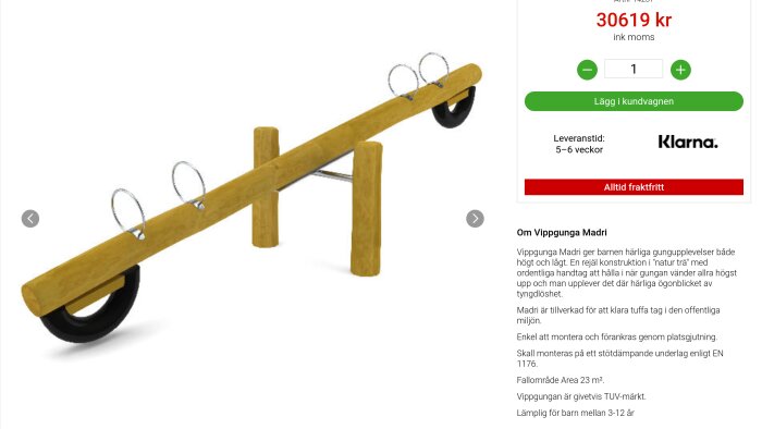 Gul trävippgunga med svart sits, metallfästen och handtag, produktinformation på webbsida.