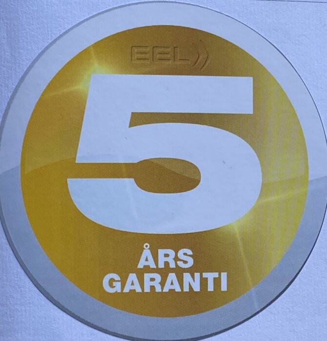 Rund klistermärke, gult, vit, "5 ÅRS GARANTI", symboliskt, kvalitetstrygghet, minimalistisk design.