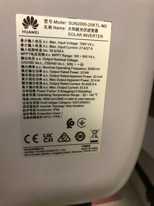Etikett för Huawei solväxelriktare, SUN2000-20KTL-M2, tekniska specifikationer och certifieringssymboler.