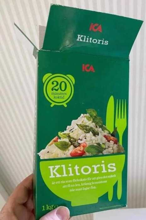 Rispaket med felaktig bildtext ser ut att säga "klitoris", grönt, ICA-märke, 20 minuters koktid, 1kg.