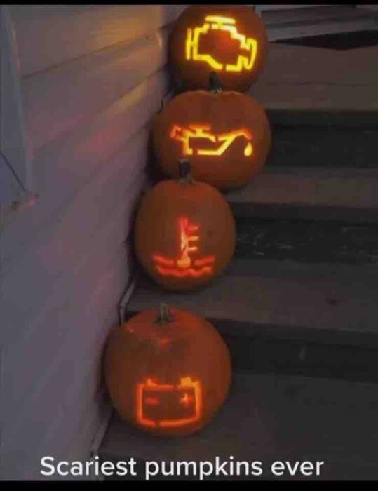 Fyra pumpor med teknikrelaterade motiv belysta, trappa, "Scariest pumpkins ever". Uttrycker humor om moderna rädslor.