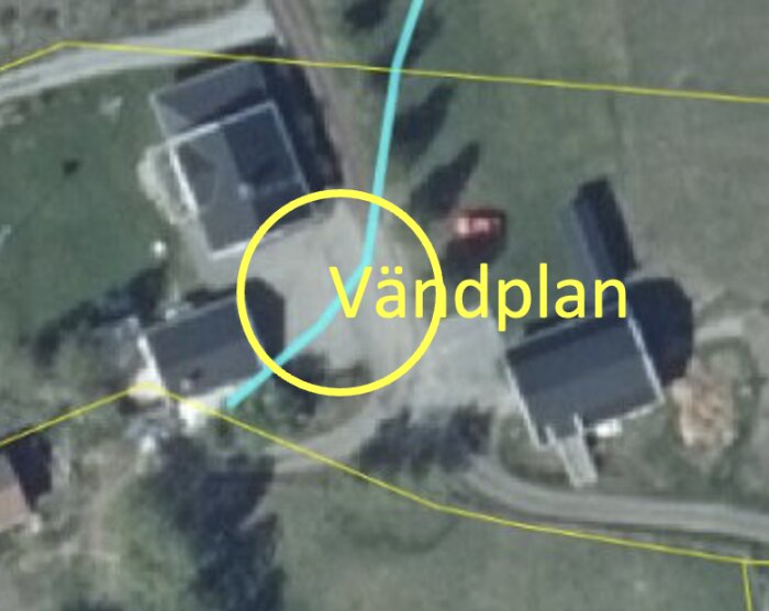 Satellitbild över byggnader, vägar och markerat område vid texten "vändplan".