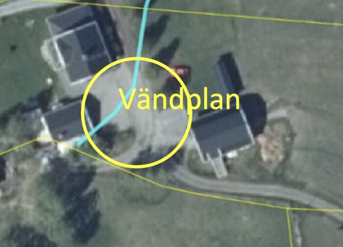 Satellitbild över en gård, byggnader, fordon, text "vändplan" markerar en svängplats, gult och blått streck.