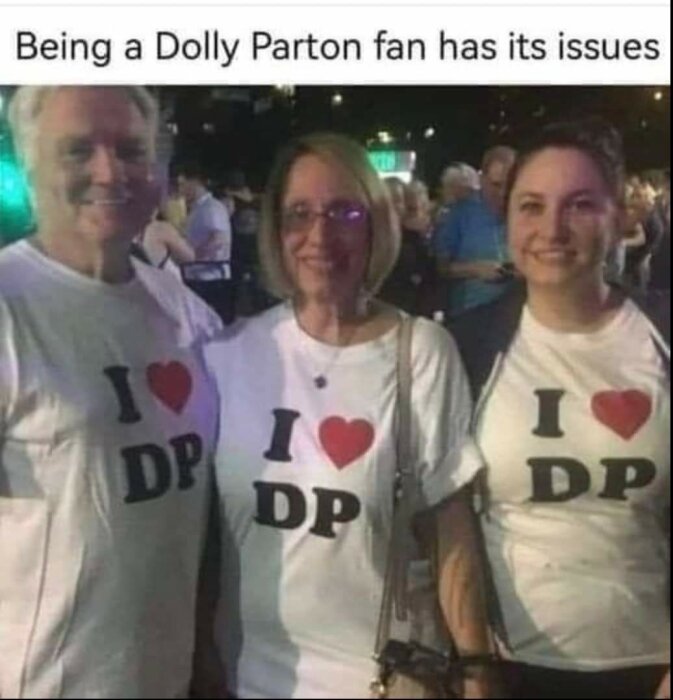 Tre personer i "I Love DP" t-shirts, text indikerar humoristiskt missförstånd.