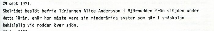 Text om beslut att befria elev från slöjdundervisning 1921 för att hjälpa sin syster.