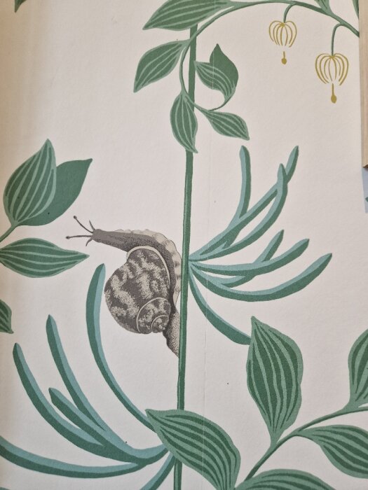 En snigel på gröna blad och stilkar, guldfärgade blomklockor, vit bakgrund, botanisk illustration.