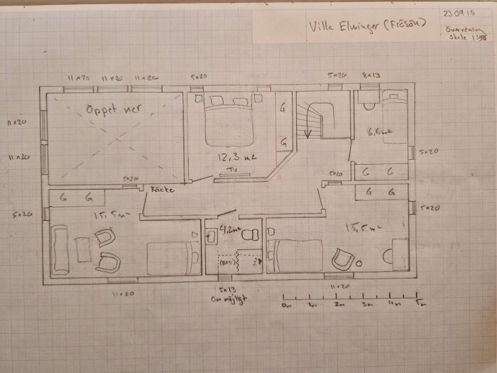 Handritad skiss av husplan, möblerat, rum etiketterade, mätningar, "Villa Edwinger (Persson)", datumstämpel.