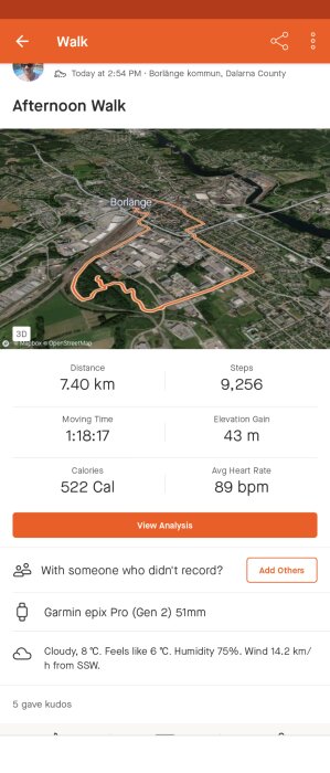 Fitness-app skärmdump: Promenad-tracking, 7.40 km, Borlänge, molnigt väder, karta, prestationer.