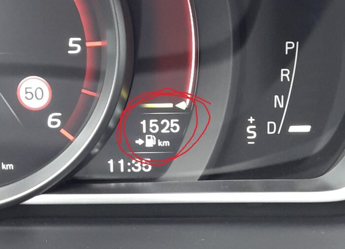 Bilens instrumentpanel visar 1525 km kvar till tom tank och klockan är 11:35.