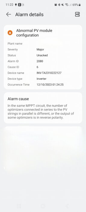 Skärmbild av larmdetaljer för solcellsanläggning med felkonfigurerade PV-moduler; allvarlig status, orsak till polaritetsproblem listad.