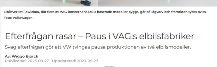 Artikel om svag efterfrågan på elbilar hos VW, vilket påverkar fabriken i Zwickau. Bilden visar fabrikens interiör.