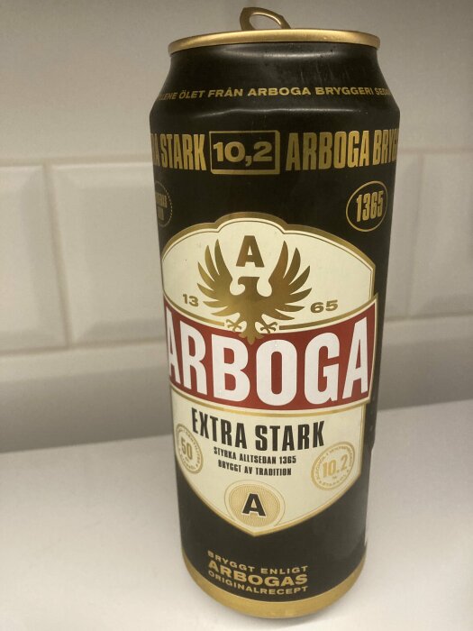 Ölburk, "Arboga Extra Stark", 10,2% alkohol, svart och guld design, svensk bryggeri, traditionellt recept.