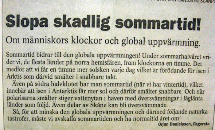 Artikel föreslår avskaffande av sommartid för att bekämpa global uppvärmning och dess konsekvenser.