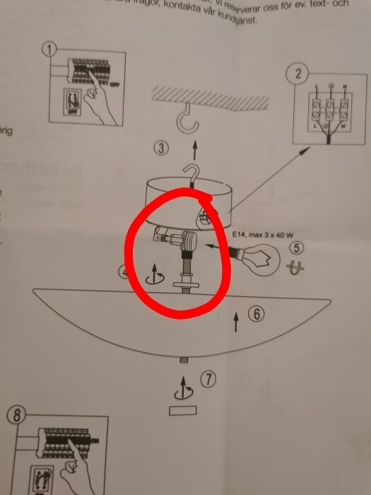 Instruktion för installation av lampa, markering visar elektrisk socket och glödlampa montering.