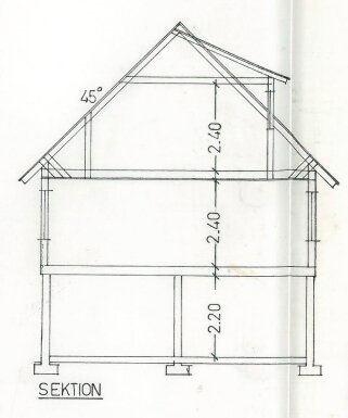 Teknisk ritning av en hussektion med måttangivelser och en 45 graders takvinkel.