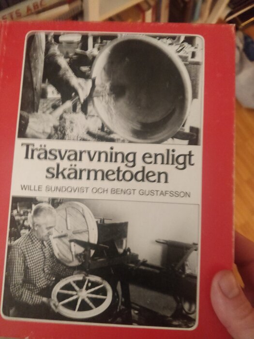 Svartvit bild på bokomslag, man arbetar med träsvets, titel "Träsvärning enligt skärmtekniken", författarnamn.