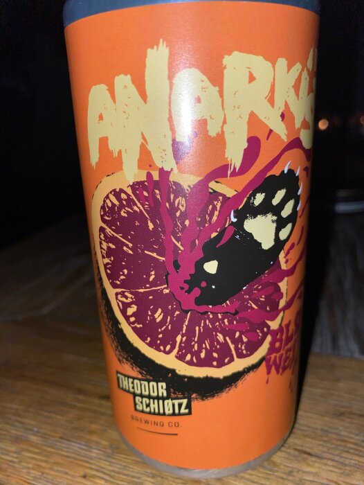 Ölburk med färgglad etikett, texten "ANARCHY", en citronbild, "Theodor Schiøtz Brewing Co."