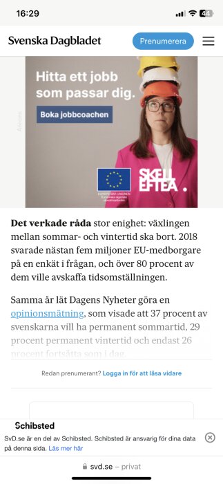 Kvinna i rosa kavaj, flera hattar på huvudet. Artikel om sommar- och vintertid i EU. Webbplats skärmbild.
