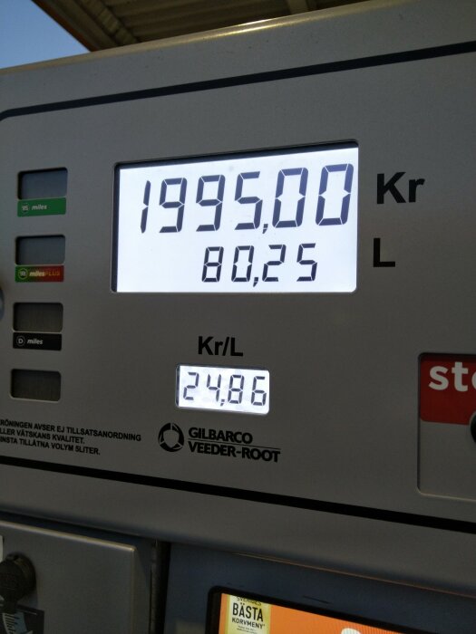Bensinpumpdisplay visar kostnad och liter, pris per liter, Gilbarco Veeder-Root, Svenska kronor, bränslestation.