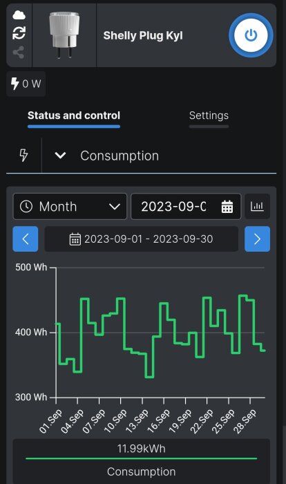 App-skärmbild visar energiförbrukning över en månad för en smart plugg.
