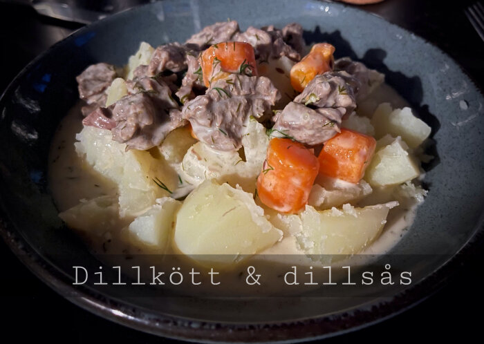 Skål med dillkött och dillsås; gryträtt med potatis och morötter, kryddad med dill.