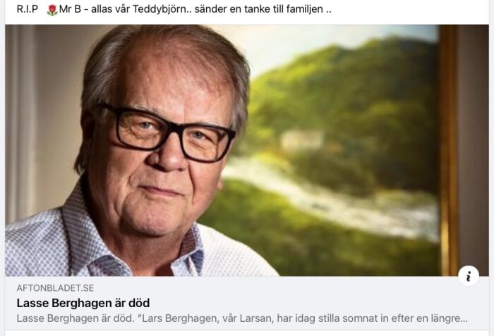 Man i skjorta och glasögon, artikel om bortgång, kondoleansertext, inomhus, fönster med naturutsikt.