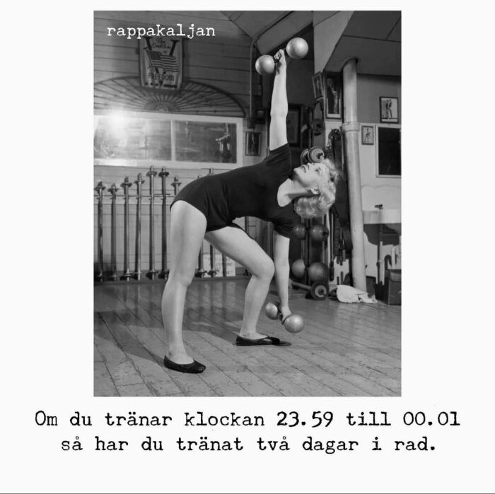 Kvinna lyfter hantlar i gammaldags gym; text skämtar om träning över midnatt.