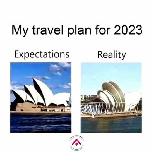 Meme med reseplaner för 2023: "Förväntningar" (Sydney Opera House), "Verklighet" (liknande men mindre imponerande byggnad).