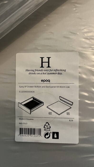 Etikett för Epoq XP lådbotten och bakstycke, 60x55cm, tillverkad i Slovakien, transparent förpackningsbakgrund.