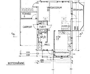 Svartvit ritning, planlösning av en bostadens bottenvåning med rum beteckningar och måttangivelser. Carport inkluderad.