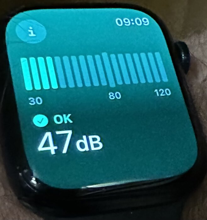 Smartklocka visar ljudnivåmätare på 47 decibel, grönt "OK", informationssymbol uppe till vänster, tid 09:09.