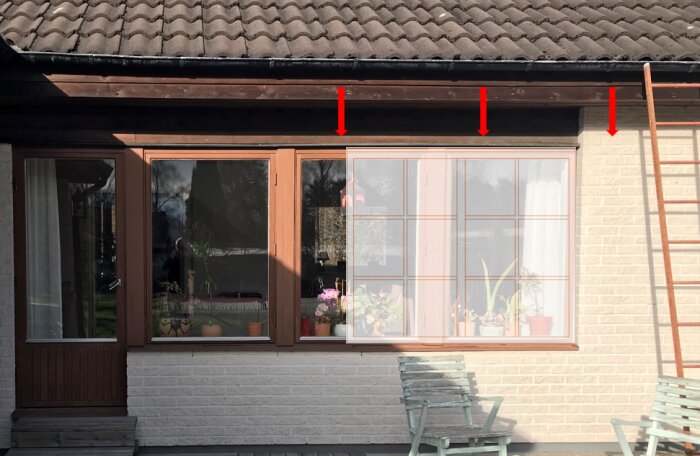 Ett hus med träfönster, tegelvägg, taktegel, stolar utanför, röda markeringar ser ut som redigerade.