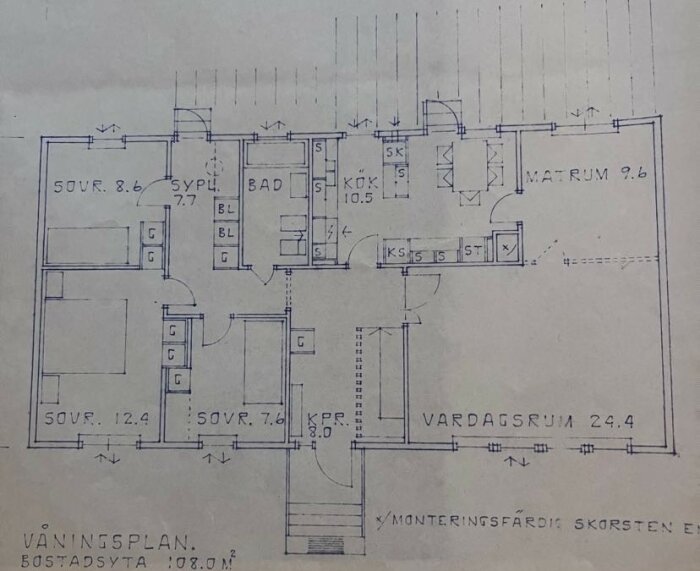 Ritning av en våningsplan, bostadsyta 108.0 kvadratmeter, sovrum, kök, badrum, matrum, vardagsrum.