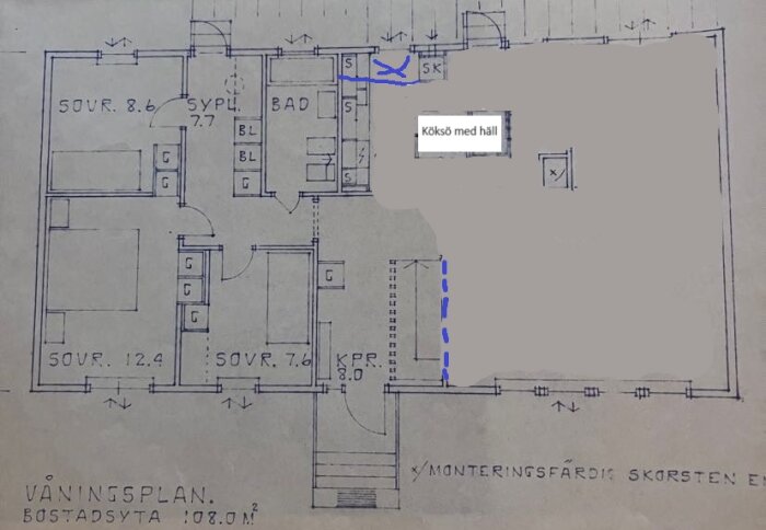 Planritning av lägenhet med anteckningar, möjlig renovering, kök markerat med blått.