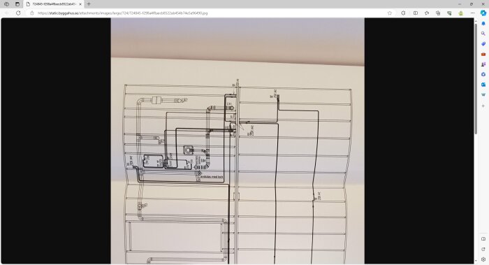 Arkitektonisk ritning av en byggnadsplan, sannolikt en lägenhetslayout, visad på en datorskärm.