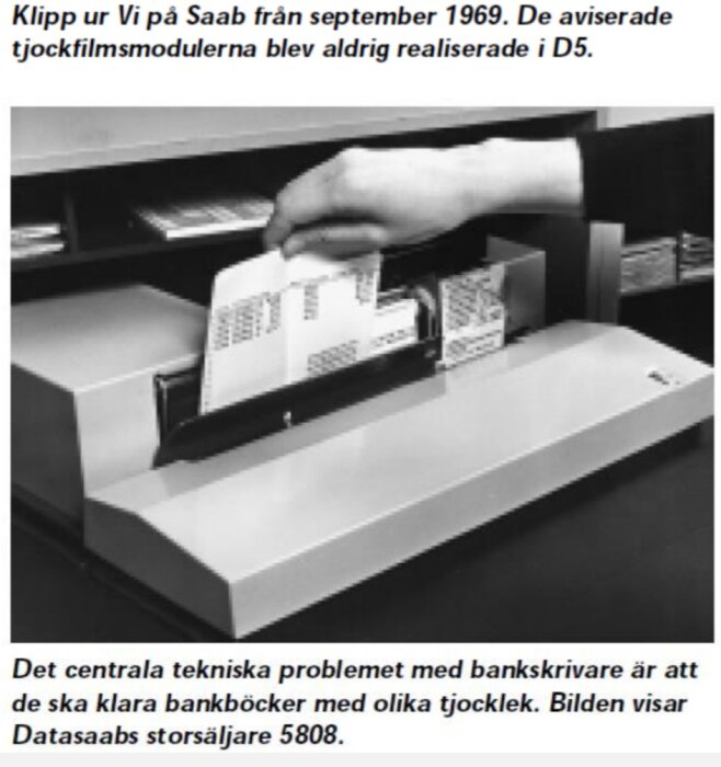 Svartvit bild: vintage teknik, hand, kort, datasystem, moduler, gammaltidens datorutrustning, Datasaab 5808.