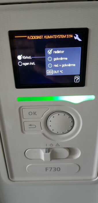 Digitalt termostatpanel för uppvärmningssystem med radiatorval, golvärme, temperaturinställning och användargränssnitt.