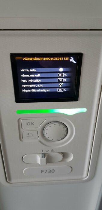 Digital kontrollpanel för värme med justeringsknappar och statusindikatorer, väggmonterad, modell F730.