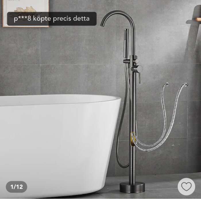 Modernt fristående badkarsblandare med handdusch i en minimalistisk badrumsmiljö.