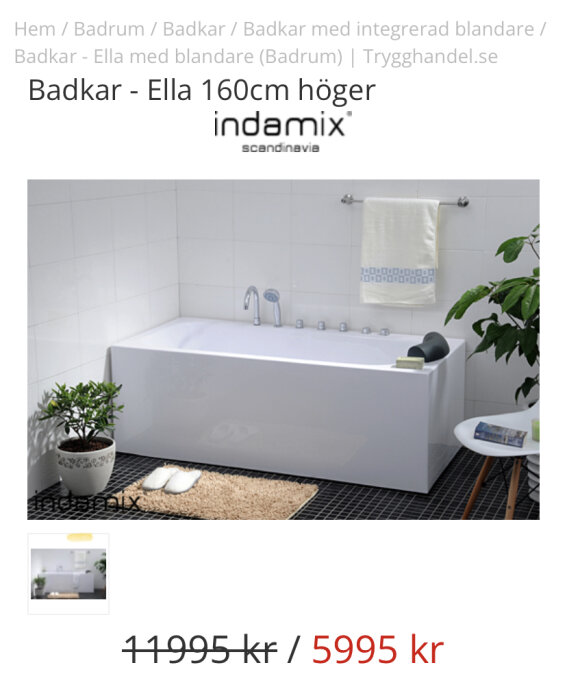 Modernt badkar, integrerad blandare, vita kakelväggar, handduk, växter, badrumsmattor, prisinformation.