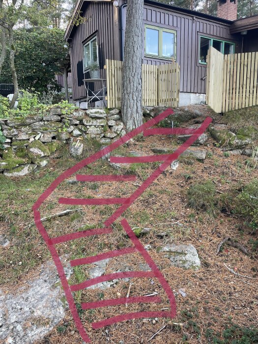 Trähus, stenmur, röd trappa-illusion målad på sluttning, grönska, fönster, staket, stol, naturlig belysning, utomhus.