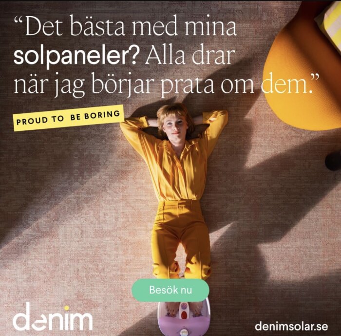 Person i gult, ligger ner, text om solpaneler, humoristisk ton, reklam för denim solar.